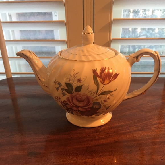 Lovely English ironstone tea pot — Ellgreave 626B.  Swirled style, flowers, gold - Picture 1 of 7